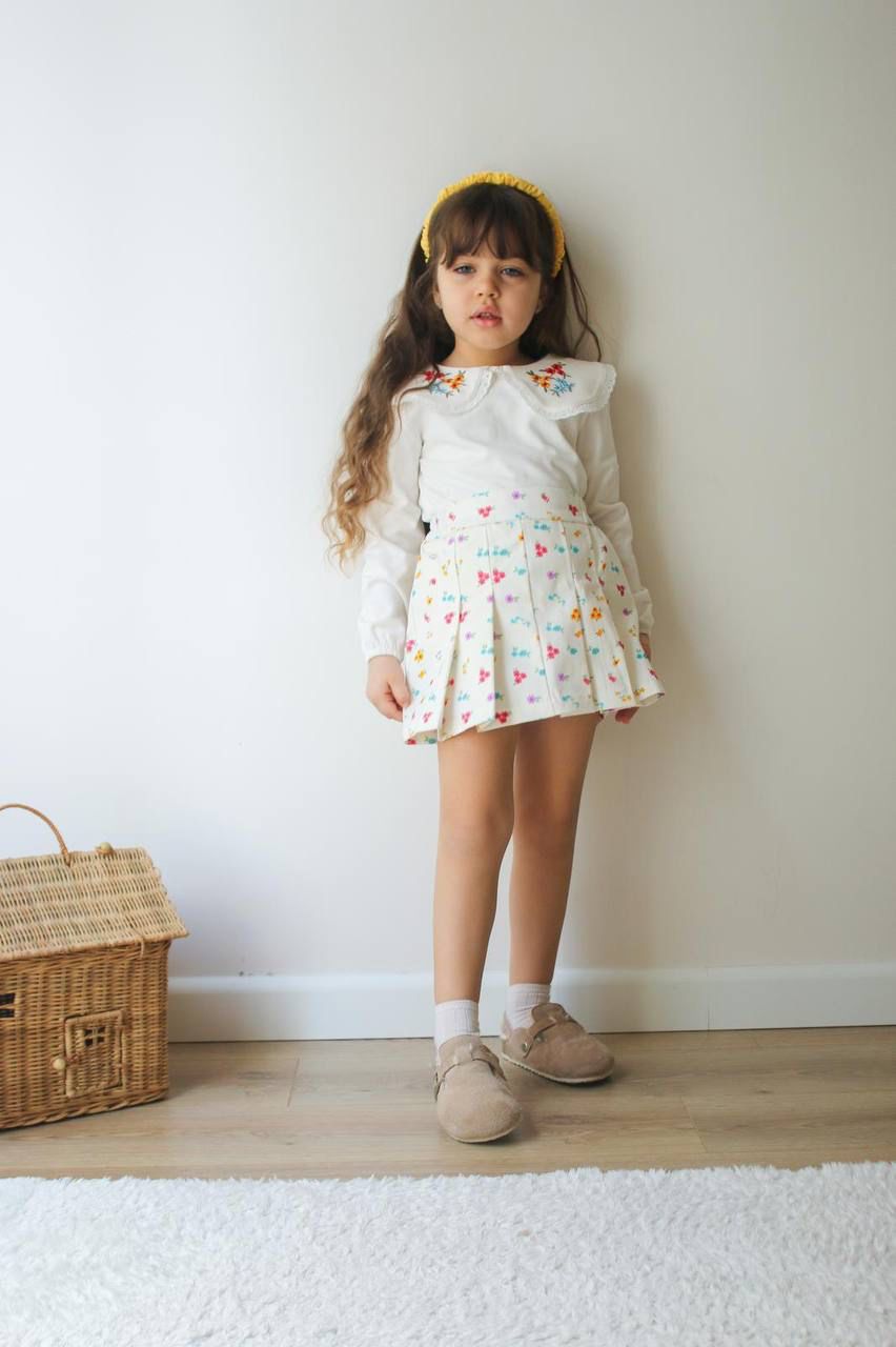 סט שלם לבן עם פרחים לבנות